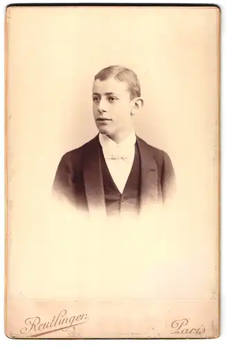 Fotografie Reutlinger, Paris, 21, Boul. Montmartre, Portrait junger Mann im Anzug mit Fliege