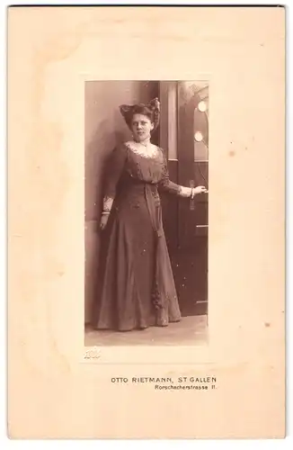 Fotografie Otto Rietmann, St. Gallen, Rorschacherstrasse 11, Portrait junge Dame im hübschen Kleid an der Tür