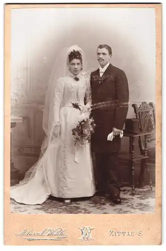 Fotografie A. Wehle, Zittau i / S., Hospitalstrasse 2, Portrait bürgerliches Paar in Hochzeitskleidung mit Blumenstrauss