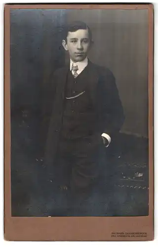 Fotografie Richard Gerstenberger, Graz, Annenstrasse 16, Portrait junger Mann im Anzug mit Krawatte