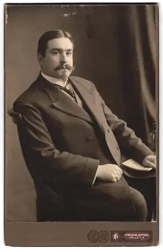 Fotografie Ferdinand Bimpage, Halle a / S., Portrait stattlicher Herr im Anzug auf Stuhl sitzend