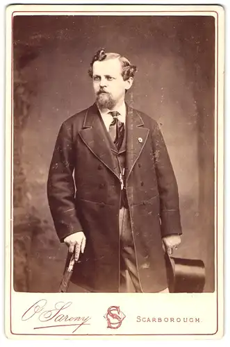 Fotografie O. Sarony, Scarborough, Portrait bürgerlicher Herr in modischer Kleidung mit Schirm