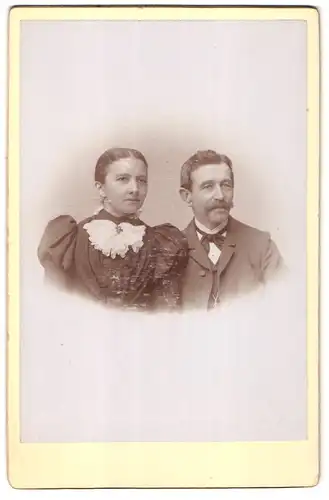 Fotografie Br. Barth, Dresden, Kaulbach-Strasse 15, Portrait bürgerliches Paar in hübscher Kleidung