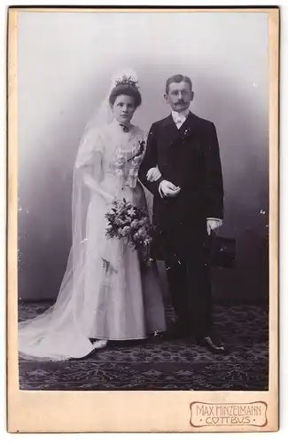 Fotografie Max Hinzelmann, Cottbus, Portrait bürgerliches Paar in Hochzeitskleidung mit Schleier und Blumenstrauss