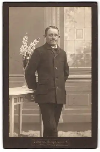 Fotografie Joh. Roettig, Georgswalde in Böhmen, Portrait bürgerlicher Herr in modischer Kleidung