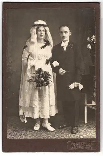 Fotografie Bruno Stelzer, Dresden-Löbtau, Reisewitzerstrasse 20, Portrait bürgerliches Paar in Hochzeitskleidung