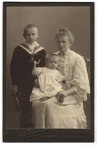 Fotografie Lambert, Dresden-A, Seestrasse 21, Portrait bürgerliche Dame mit Kleinkind auf dem Schoss und Sohn