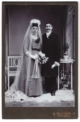 Fotografie Max Neuber, Meinersdorf im Erzgebirge, Portrait bürgerliches Paar in Hochzeitskleidung mit Blumenstrauss