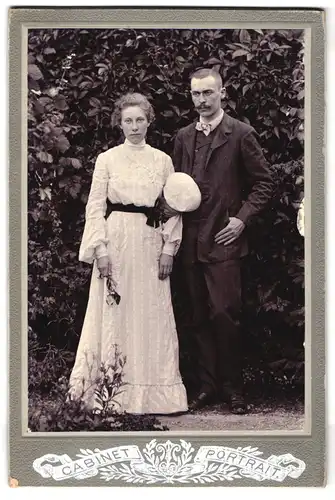 Fotografie Cabinet-Portrait, Ort unbekannt, Portrait junges Paar in hübscher Kleidung