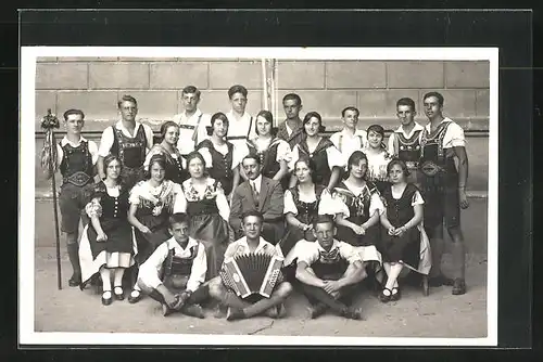 Foto-AK Männer und Frauen in Tracht und Akkordeonspieler