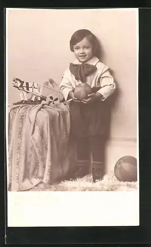 Foto-AK Kleinkind mit Ball und anderem Spielzeug