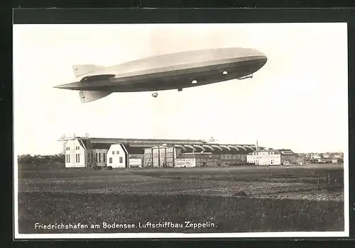AK Friedrichshafen, Luftschiff Graf Zeppelin über den Luftschiffhallen der Zeppelin GmbH