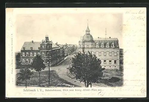 AK Schöneck i. V., Bahnhofstrasse mit Bäumen, Blick vom König-Albert-Platz aus