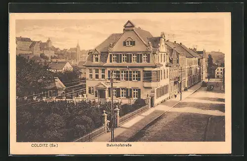 AK Colditz / Sa., Bahnhofstrasse mit Passanten