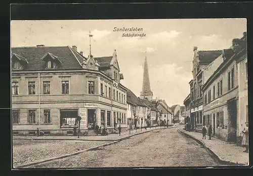 AK Sandersleben, Schlossstrasse mit Kolonialwarengeschäft Reinhold Brieg und Gasthaus