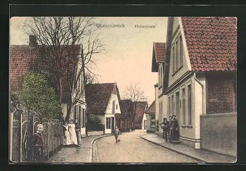 AK Quakenbrück, Hohestrasse mit Wohnhäusern und Passanten