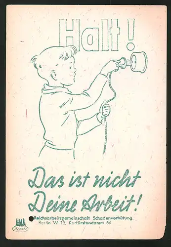 Schadenverhütungs-Karte Reichsarbeitsgemeinschaft Berlin, Knabe steckt Stecker in Steckdose