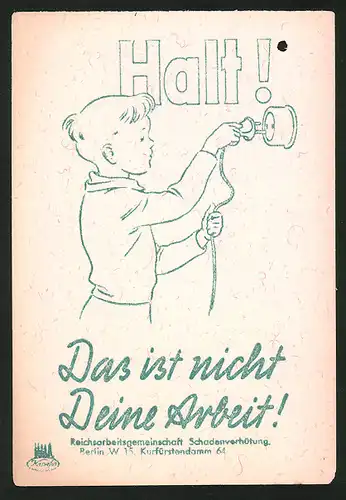 Schadenverhütungs-Karte Reichsarbeitsgemeinschaft Berlin, Knabe steckt Kabel in Steckdose