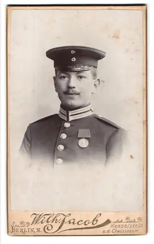 Fotografie Wilh. Jacob, Berlin, Kesselstr. 37, Portrait preussischer Soldat in Garde Uniform mit Orden
