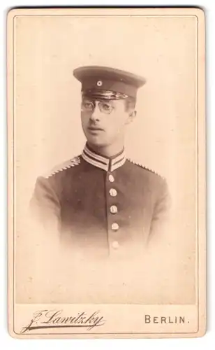 Fotografie J. Lawitzky, Berlin, Behrenstr. 21, Portrait preussischer Einjährig-Freiwilliger Karl Hensch in Garde Uniform