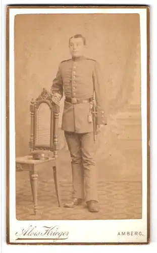 Fotografie Alois Krieger, Amberg, Maxplatz, Portrait junger Soldat in Uniform mit Bajonett und Portepee