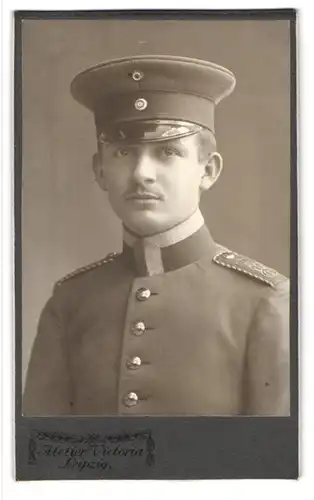 Fotografie Atelier Victoria, Leipzig, Rossplatz 6, Portrait Einjährig-Freiwilliger Ufz. Michaelis in Uniform