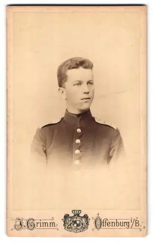 Fotografie J. Grimm, Offenburg i. B., Portrait Knabe Soldat in Uniform mit Schulterklappen