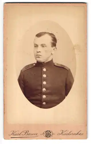 Fotografie Karl Bauer, Karlsruhe, Zähringer-Str. 41, Portrait junger Soldat in Uniform XIV. Armeekorps