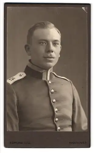 Fotografie Edmund Lill, Hannover, Georgstrasse 14, Portrait Einjährig-Freiwilliger in Uniform Rgt. 74