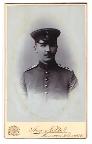Fotografie Aug. Nolte, Hannover, Holzmarkt 6, Portrait Soldat in Uniform Rgt. 73 mit Schirmmütze