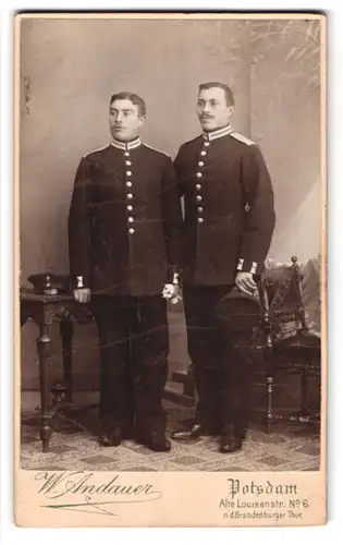 Fotografie W. Andauer, Potsdam, Alte Louisenstr. 6, Portrait zwei preusische Garde Soldaten in Uniform mit Schirmmütze