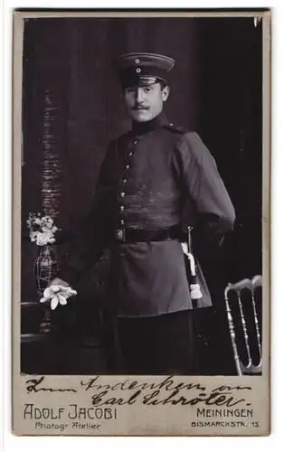 Fotografie Adolf Jacobi, Meiningen, Bismarckstr. 15, Portrait Soldat Carl Schröter in Uniform Rgt. 33 mit Bajonett