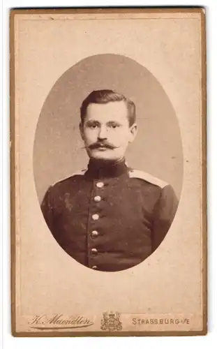 Fotografie K. Maendlen, Strassburg i. E., Portrait Soldat in Uniform mit Spitzbart