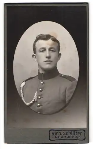 Fotografie Rich. Schlüter, Neuburg a. D., Portrait Soldat in Uniform mit Schützenschnur