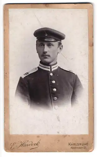 Fotografie E. Hardock, Karlsruhe, Akademiestr. 20, Portrait Soldat in Garde Uniform mit Schirmmütze