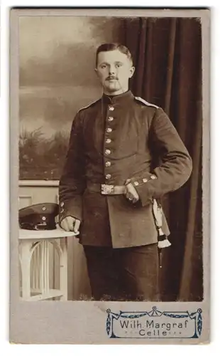 Fotografie Wilh. Margraf, Celle, Portrait Soldat in Uniform mit Bajonett und Portepee