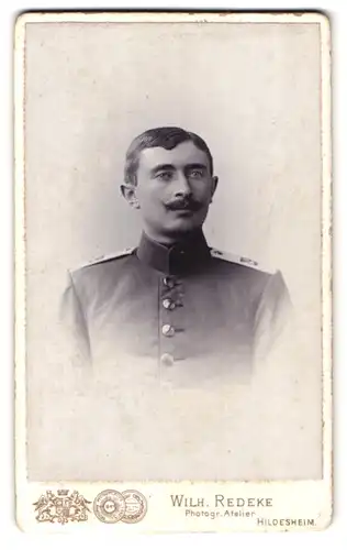 Fotografie Wilh. Redeke, Hildesheim, Kreuzstr. 22, Portrait Soldat in Uniform Rgt. 73 mit Kaiser Wilhelm Bart