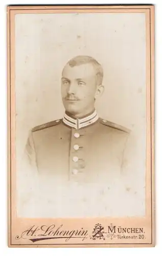 Fotografie At. Lohengrin, München, Türkenstr. 20, Portrait bayrischer Soldat in Garde Uniform mit Schulterklappen