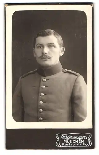 Fotografie Ostermayr, München, Karlsplatz 6, Portrait bayrischer Soldat in Uniform mit Kaiser Wilhem Bart