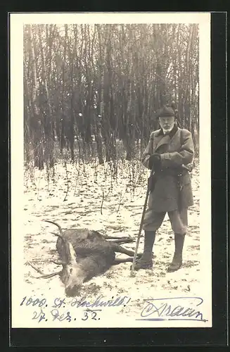 Foto-AK Jäger mit erlegtem Hirsch im Winter