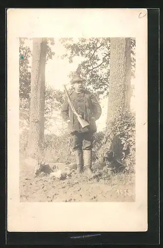 Foto-AK Jäger mit Jagdhund und erlegtem Wild