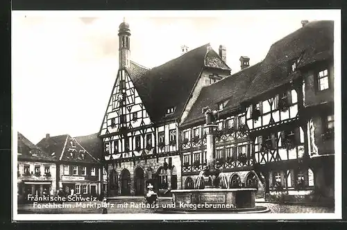 AK Forchheim / Fränkische Schweiz, Marktplatz mit Rathaus und Kriegerbrunnen