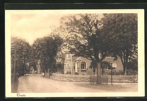 AK Treia, Dorfstrasse mit Gebäudeansicht