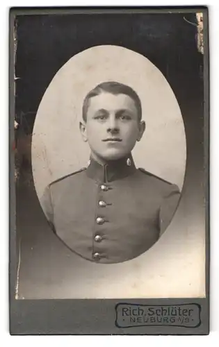 Fotografie Rich. Schlüter, Neuburg a. D., Portrait bayrischer junger Soldat in Uniform