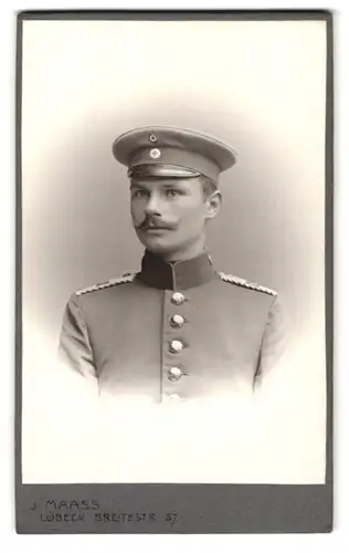 Fotografie J.Maass, Lübeck, Breitestr. 37, Portrait Einjährig-Freiwilliger in Uniform, Mütze mit Malteserkreuz