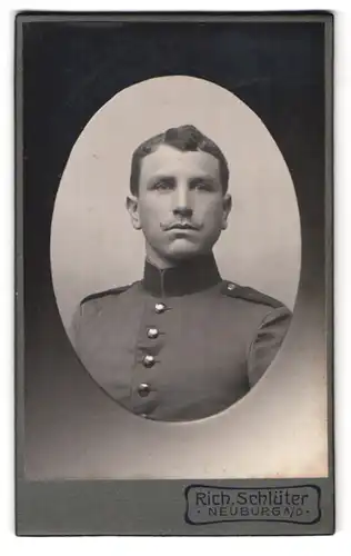 Fotografie Rich. Schlüter, Neuburg a. D., Portrait Soldat in Uniform Rgt. 15 mit Kaiser Wilhelm Bart