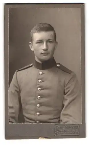 Fotografie Karl Meckes, Ulm, Promenade 19, Portrait junger Soldat in Uniform