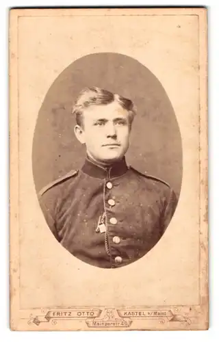 Fotografie Fritz Otto, Kastel, Mainzerstr. 49, Portrait Soldat E. Sannemüller in Uniform mit Pfeife
