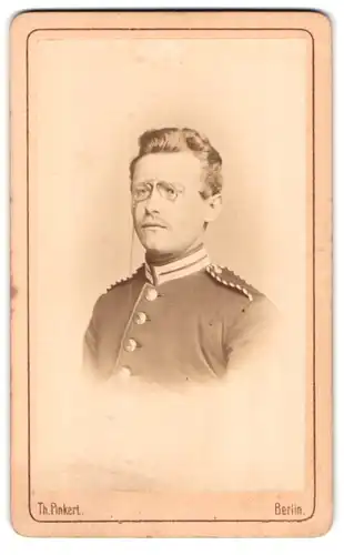 Fotografie Th. Pinkert, Berlin, Grosse Friedrichstr. 113, Portrait Einjährig-Freiwilliger in Garde Uniform mit Zwicker