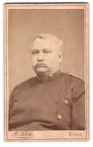 Fotografie R. Tibcke, Stade, Wallstr., Portrait älterer Chevauleger in Uniform mit Schnauzbart